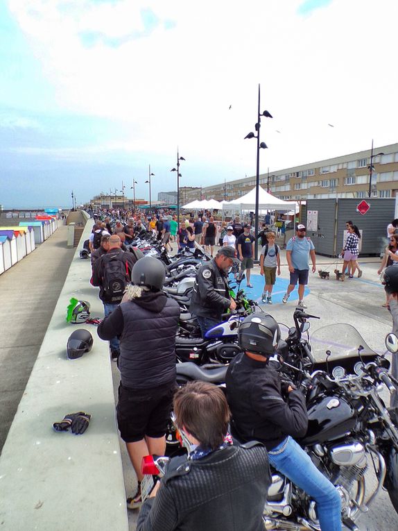 Des milliers de motos sur le front de mer.