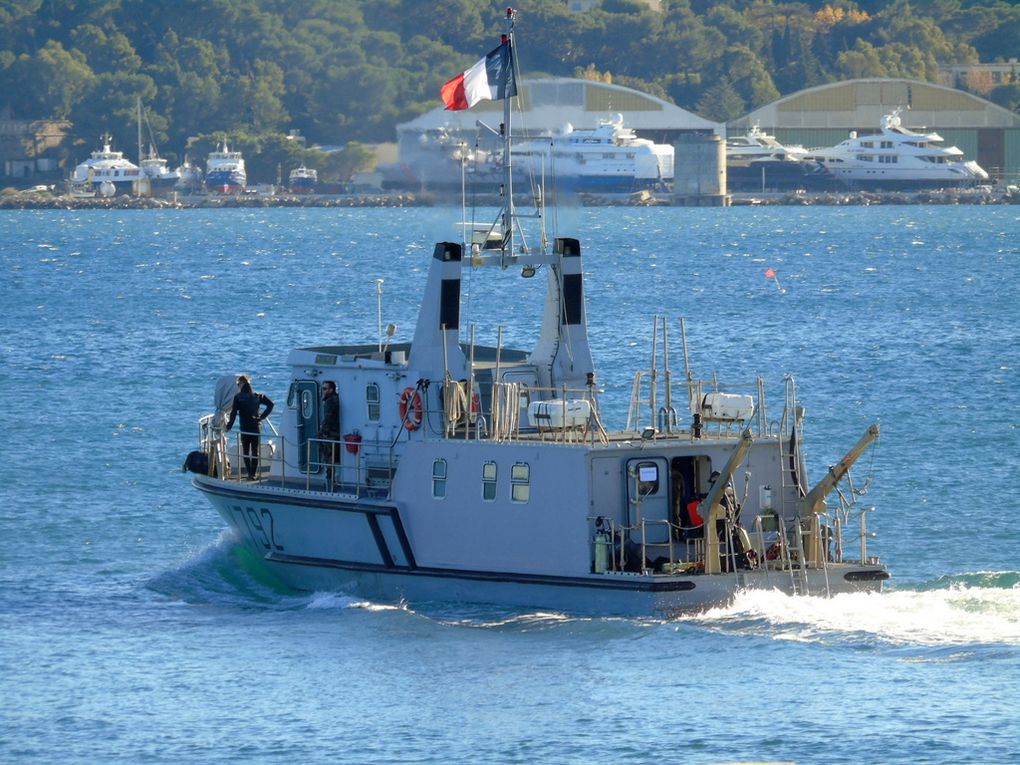 GARDENIA  Y792 , Vedette support de plongeurs en petite rade de Toulon le 27 novembre 2018