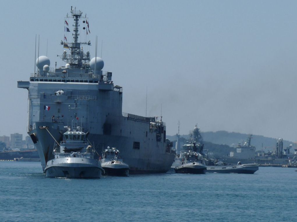 FOUDRE  L9011, transport de chaland de débarquement ( TCD) en changement de poste dans la base navale de Toulon le 24 mai 2011