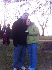 Mes parents au centre-ville dans un parc, attendent pour la parade de Noël.