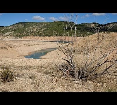 c'est l'apocalypse,la terre est désespérément aride dans la province de Soria au Nord de l'Espagne. C'est ici que le Douro prend sa source. A cette période les montagnes alentours devraient être enneigées au lieu de cela les températures avoisinent les 25 degrés. Le Douro qui traverse l'Espagne et le Portugal est à sec sur 60% de son parcours, du jamais vu. (video media fr)