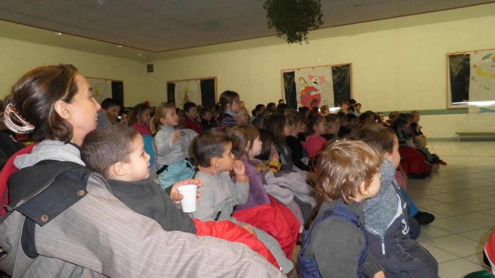 Spectacle de Noël avec toutes les classes à la salle des fêtes de St Paul