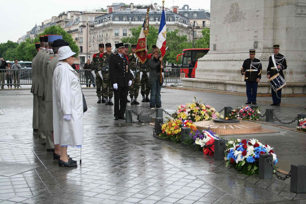 Ravivage de la Flamme du soldat inconnu à l'Arc de Triomphe Paris. Juin 2010