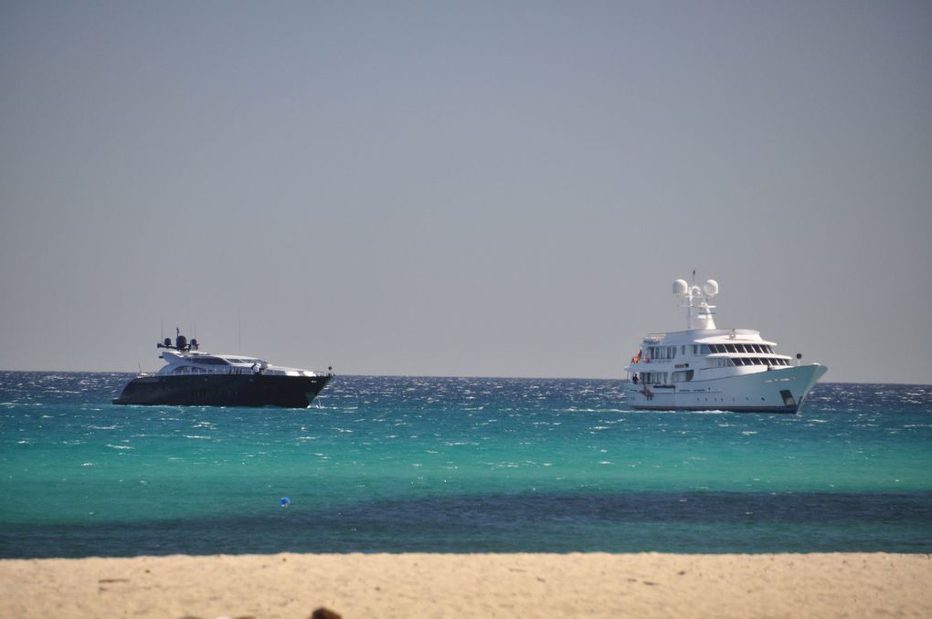 Voyage fabuleux et surnaturel dans la République du Kon Tiki... Village polynésien à 3km de St Tropez.
De notre hutte plantée sur la plage, à l'ombre des palmiers, nous avons vécu ces vacances de Pâques 2012 comme un rêve éveillé.