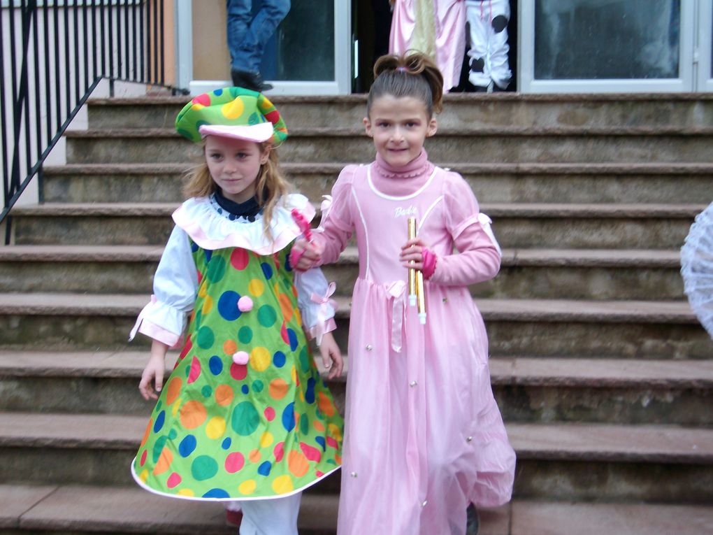 Quelques photos de l'après-midi du 24 février. Bravo à toutes et à tous pour vos magnifiques costumes et merci aux parents pour le délicieux goûter!