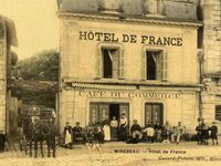 L'Hôtel de France dans les années 10 et son omnibus - La place de la République dans les années 50, on y aperçoit au fond l'Hôtel de France jouxtant le magasin  "l'Etoile" - La démolition au Printemps 1975...