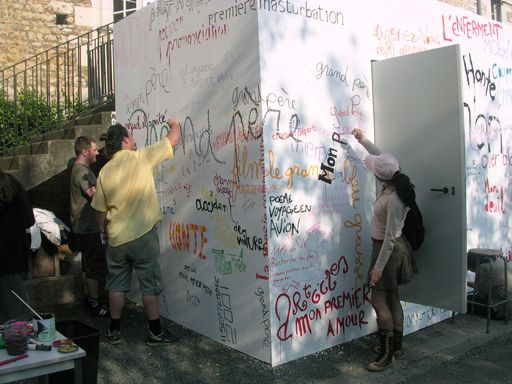 <P><FONT color=#000080>Ici les personnes sont invitées à rentrer dans l'ALGECO, là où se trouve la table avec tous les mots clés (imprimés sur papier) qui ont été tapés par des internautes dans des moteurs de recherche, et qui les ont mené vers le blog "Souviens-moi".</FONT></P>
<P><FONT color=#000080>À eux de choisir un ou plusieurs papiers et d'en écrire le contenu avec l'outil de leur choix à l'extérieur de l'ALGECO.</FONT></P>