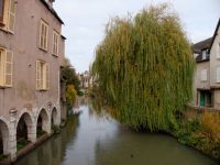 Poursuite de la ballade vers la basse ville où coule l'Eure, en passant par l'Escalier de la Reine Berthe et la rue des Ecuyers et sa maison à colombages