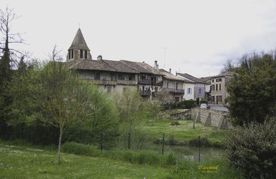 2015 à     -  CASSENIEUL, visite du village par la conteuse