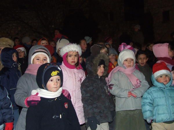 Vendredi 14 Décembre 2008
Le Père Noël nous a fait la surprise de venir accompagné de la Mère Noël et en caleche.