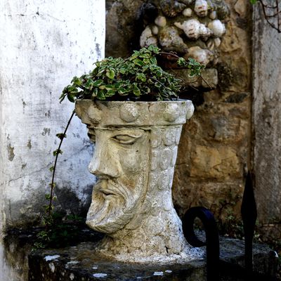 Vases à visage humain à Obidos (Portugal) 