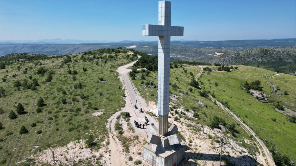 Mostar dominée par la croix du Millenium