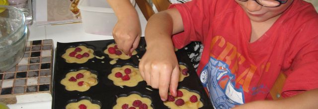 Petits gâteaux fondants aux pêches caramélisées et poudre défendue...