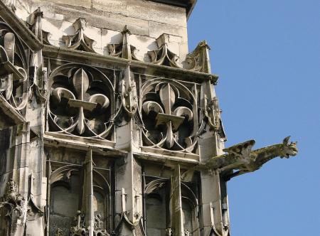 Ils suffit à n'importe qu'elle badaut visitant l'une des villes de l'ancien Royaume des Lys de lever un peu les yeux et il pourra apercevoir par si et là de nombreuse fleurs de lys, mais égallement, des armoireries royale...