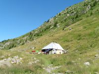 Le refuge au habère d'Aiguebelle. Le rocher a épargné la batisse mais pas l'abreuvoir. Derrière, les hauteurs de Belledonne.       .