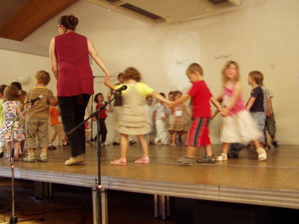 photos des jeux, du lâcher de ballons et du spectacle lors  la fête de l'école du 04 juillet 2008