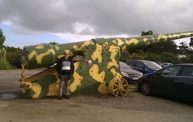 2)  RE/MOI en novembre 2016 à BATZ-SUR-MER à côté de moi le CANON sur RAIL il a saisi par nos ENNEMIS les SOLDATS ALLEMANDS en 1940