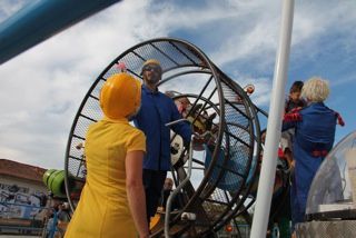 La machine de spectacle qui fait marcher les grands pour faire tourner les petits..."Rayonnantes" est conçue par Charles Cogné et a été fabriquée à Saturne au printemps 2012.