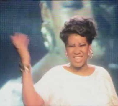 George Michael, short, barbe et croix