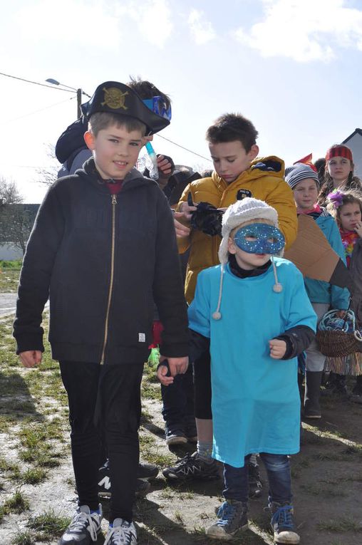 Cette année le temps ne nous a pas permis d'aller jusqu'au port de Lomener, cependant nous avons profité d'une éclaircie l'après-midi pour présenter notre petit spectacle dans la cour avant d'aller prendre le goûter à la plage.