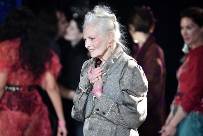 Vivienne Westwood lors de la fashion week à Paris, le 5 mars 2022. JULIEN DE ROSA / AFP 