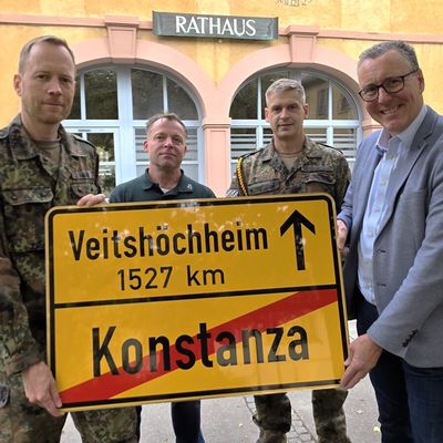 Ortsschild aus Veitshöchheim begleitet Feldjäger nach Rumänien