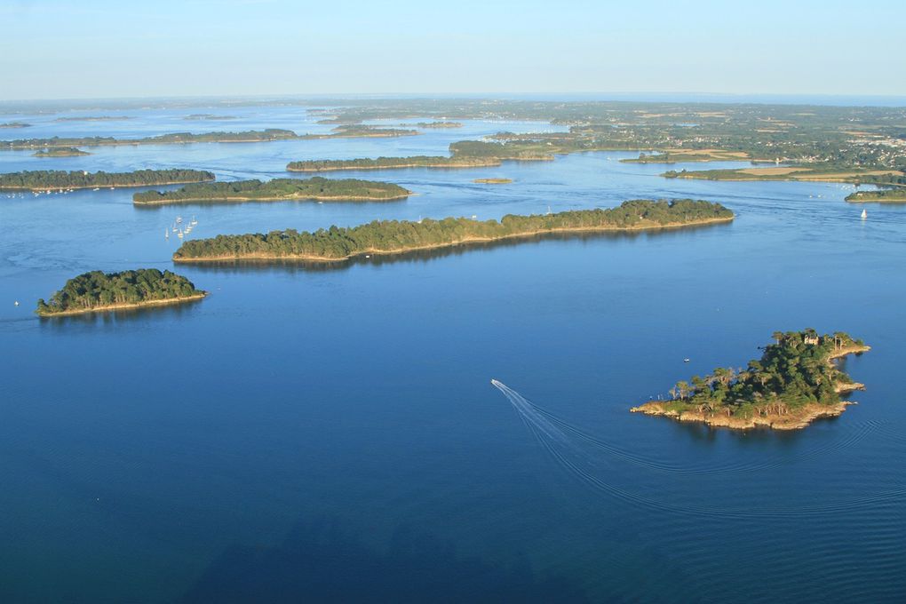 les îles du golfe du morbihan vue du ciel sept îles ,toulvern , gavrinis, île longue , er lannic