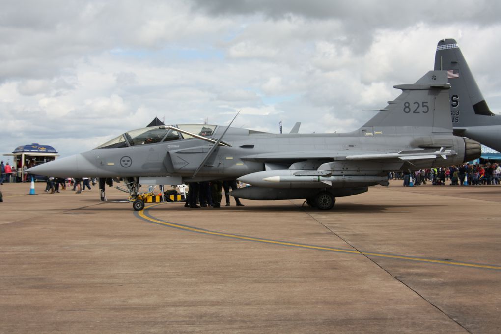 Quelques appareils au statique. Seulement des avions, les voilures tournantes feront l'objet du prochain album.