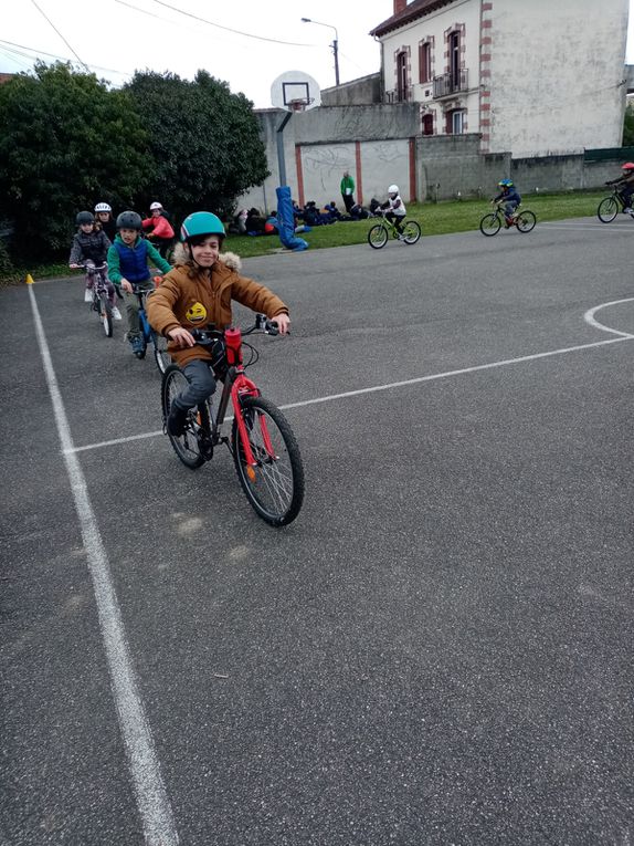 Quelques photos de nos entraînements vélos au stade avant nos exploits sur le bord du canal !