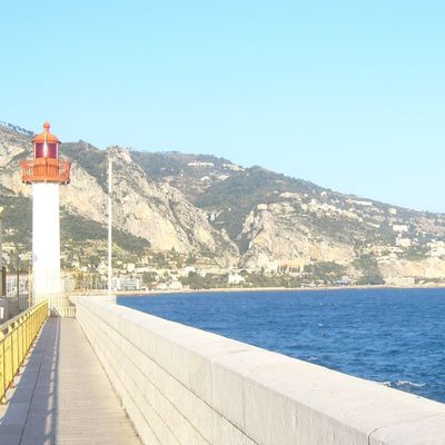 le phare du port de Menton (06)