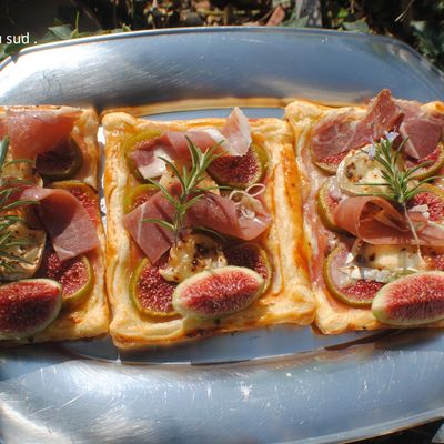 Tartelettes aux figues , chèvre  et jambon cru de Savoie . 