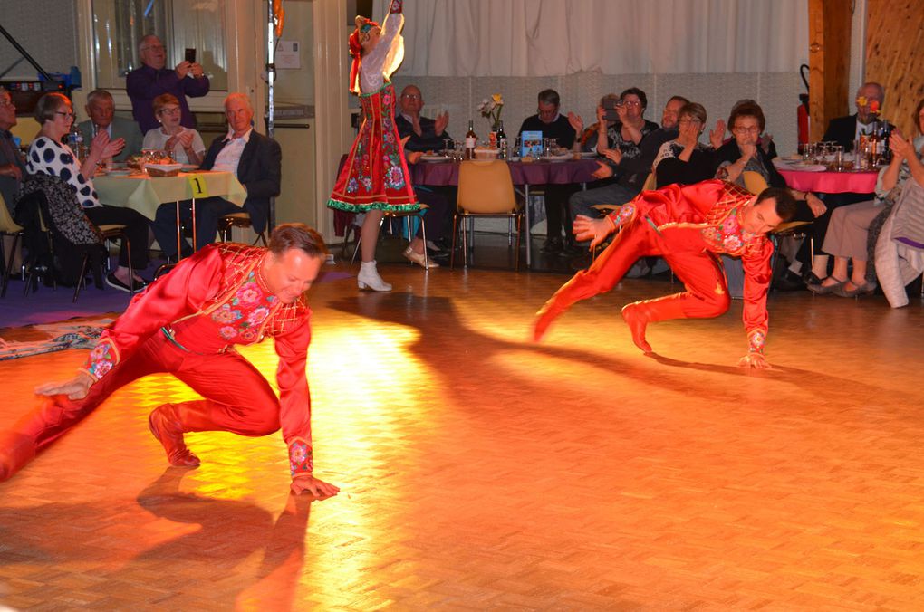 Très belle ambiance lors de la soirée Russe organisée par "Musica Danse" Ecole Scherzo de Trouy, avec l'ensemble Yulishka (Bourges) et les Ballets du Prince Igor (Paris) 