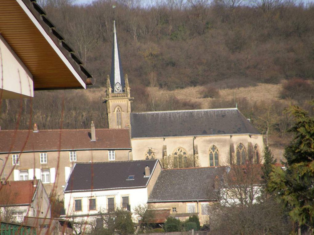 L'église - l'ancien prieuré devenu la nouvelle mairie - le lavoir - la campagne environnante, les animaux, les saisons...