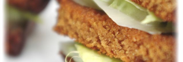 Millefeuille de comté au pain d'épices, avocat et concombre