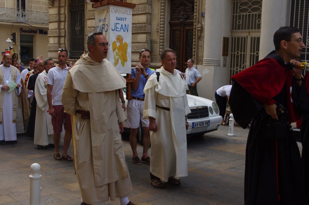 Grande procession en présence de Mgr Rey et Mgr Fisichella dans les rues du Centre ville