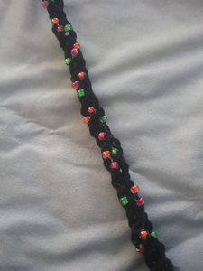 Bracelet en coton noir avec perle flashy,orange,vert et rose fluo 