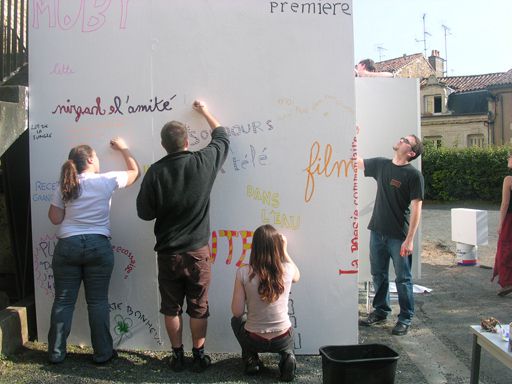 <P><FONT color=#000080>Ici les personnes sont invitées à rentrer dans l'ALGECO, là où se trouve la table avec tous les mots clés (imprimés sur papier) qui ont été tapés par des internautes dans des moteurs de recherche, et qui les ont mené vers le blog "Souviens-moi".</FONT></P>
<P><FONT color=#000080>À eux de choisir un ou plusieurs papiers et d'en écrire le contenu avec l'outil de leur choix à l'extérieur de l'ALGECO.</FONT></P>