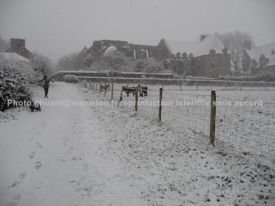 L'abbaye de Beauport le 1er décembre 2010 sous la neige. Mais les plus grosses chutes étaient encore à venir...