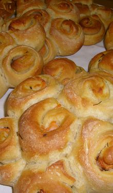 Pain au saumon fumé , crème et ciboulettes ciselées ....