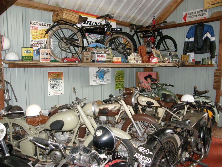 Hommage - Le superbe musée privé d’un ami motard de Lanleff. Un passionné de motos depuis longtemps qui a amassé de véritables merveilles et les a exposé chez lui pour en faire profiter ses amis. C’est aussi un passionné de jardin d’orne