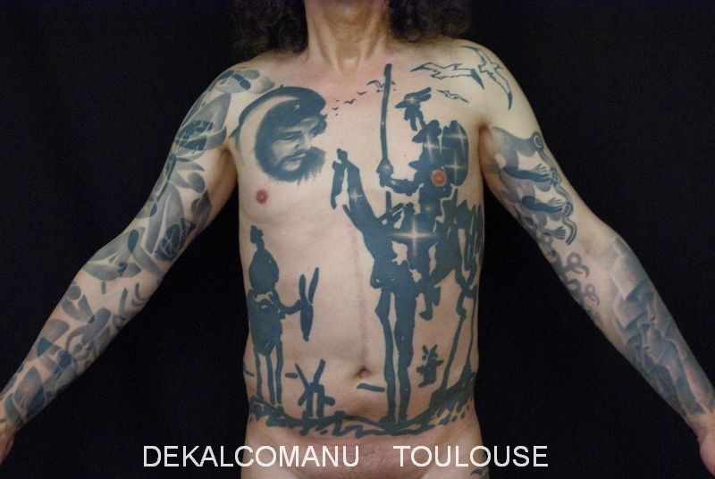 1er tattoo réalisé ; Le Che sur le pec . Le bras droit est le coté féminin, découpages de Matisse en transparence. Le bras gauche, masculin, avec l'Homme Oiseau répétitif en transparence sur le biceps qui surplombe les Moais de l'Ile de Paques. S 'en est suivi le Don Quichotte de Dali, faisant face au Che  symbolisant les combats perdus.... 