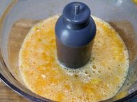 1 - Faire ramollir la gélatine dans l'eau froide. Préparer le sucre. Eplucher et peler 3 mandarines, les passer au mixeur avec 50 gr de sucre.