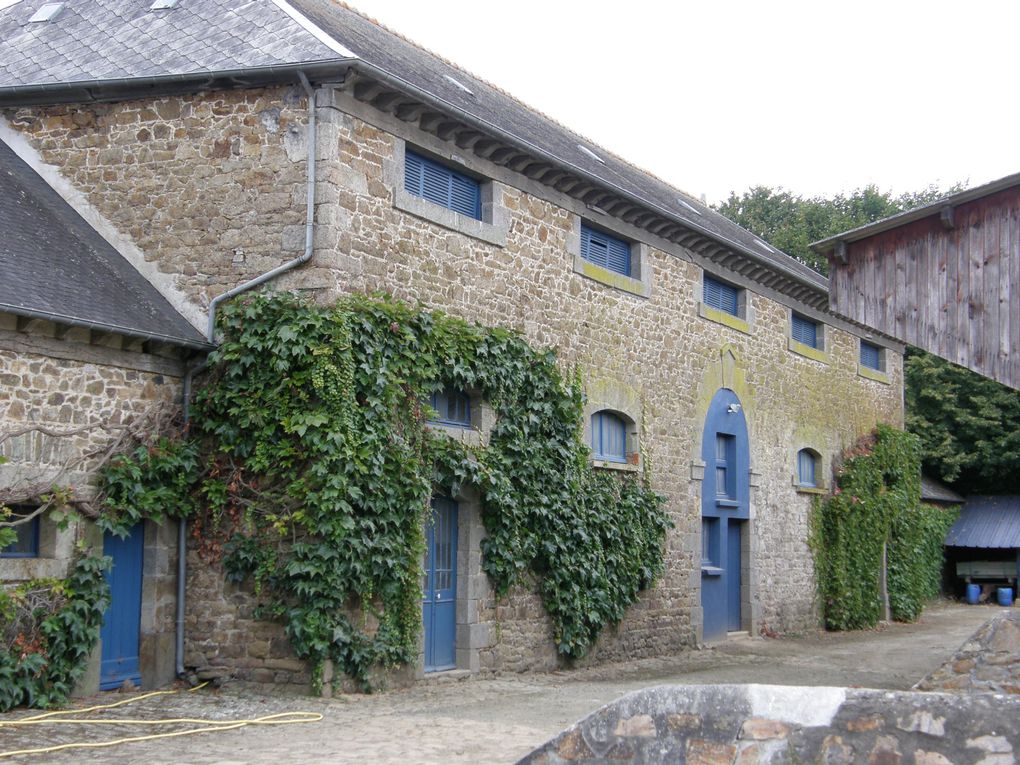 Superbe journée de découverte des chateaux du coté de Lanvolon. L'histoire nous rattrape et nous sommes fascinés par ces batisses si imposantes...