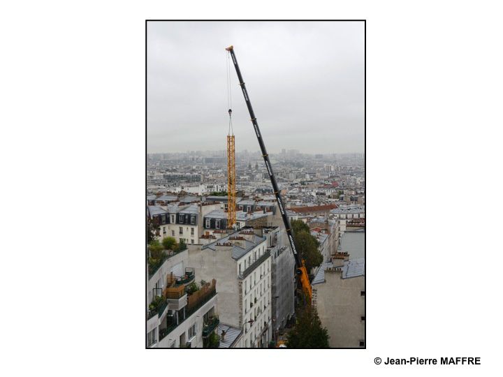 A Paris, sur une grue, des oiseaux se sont posés. Quelque mois plus tard la grue a disparu.