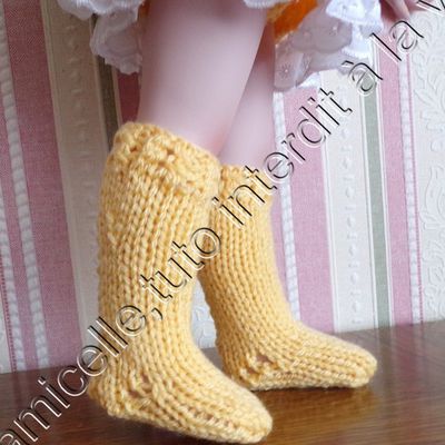 tuto gratuit  poupée  : chaussettes  tricotées avec des aiguilles droites 