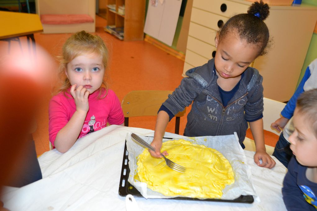 Trop drôle : on a peint les galettes avec du jaune d'oeuf !! et on a fait des traces sans appuyer avec une fourchette !