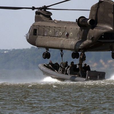 Spectaculaire. Un Boeing CH-47 Chinook de l'armée embarque un baeau semi-rigide 
