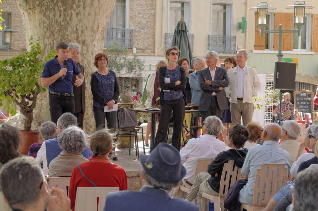 La remise des prix aux trois lauréats présents (Mireille Calle-Gruber avait reçu le sien la veille) a donné lieu à la sympathique cérémonie habituelle en présence du maire André Bascou, de son adjointe à la culture Martine Delcamp, et des membres du jury : Bernard Revel, Marie Bardet, Chantal Lévêque, Carole Vignaud, Sylvie Coral, Henri Lhéritier et Christian Di Scipio qui fut aussi l'irremplaçable animateur de ces Vendanges. Jean-Paul Kauffmann a reçu avec joie son bon pour une barrique de vin (soit 300 bouteilles), Emmanuelle Bayamack-Tam (prix Coup de foudre) et Michel Adroher (prix Vendémiaire) recevant chacun pour leur part 100 bouteilles.  