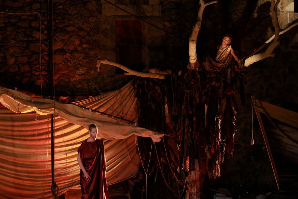 Didon et Énée, mis en scène par Karim Arrim, en plein air, à Mosset et au Palais des rois de Majorque