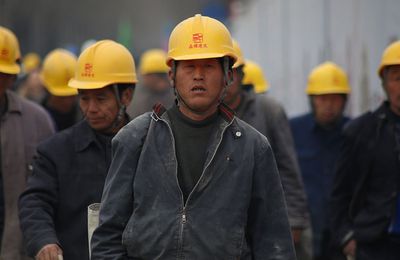 « Orwell, 1984 »: Ce casque de chantier chinois permet de savoir ce que ressentent les employés 